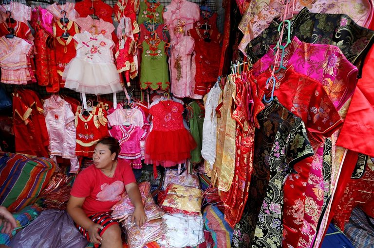 تايلاندية تشتري ملابس للاحتفال برأس السنة القمرية الجديدة في بانكوك