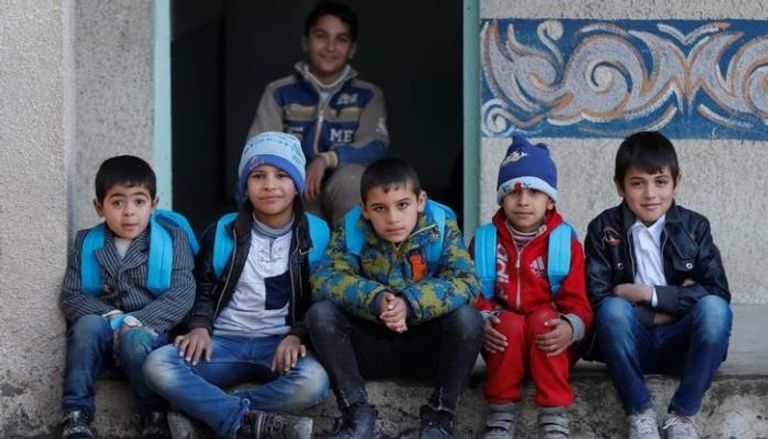 أطفال بعد تسجيلهم بمدرسة جديدة في الموصل