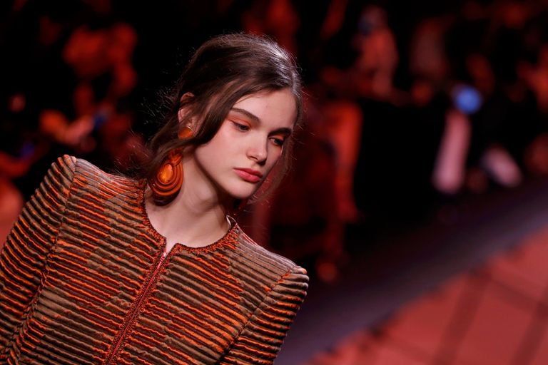 عرض أزياء جورجيو أرماني لربيع/صيف 2017 في باريس - رويترز