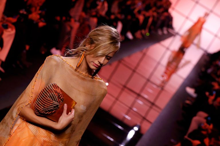 عرض أزياء جورجيو أرماني لربيع/صيف 2017 في باريس - رويترز