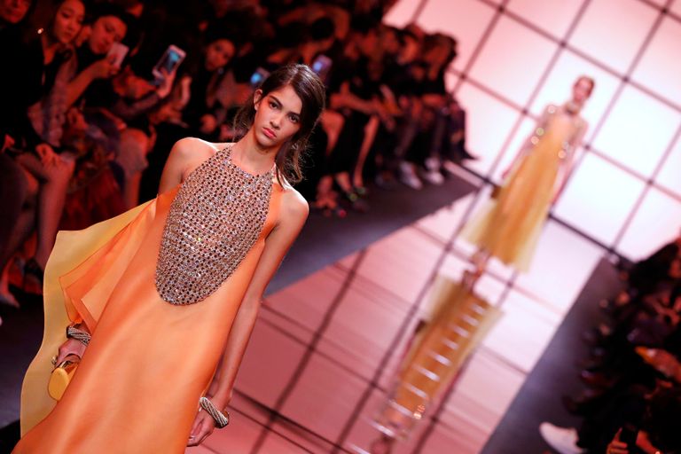 عرض أزياء جورجيو أرماني لربيع/صيف 2017 في باريس - رويترز