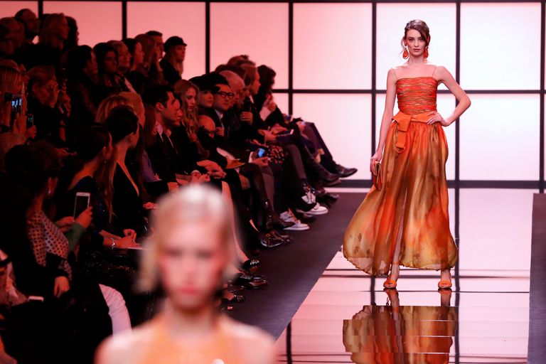 عرض أزياء جورجيو أرماني لربيع/صيف 2017 في باريس - رويترز