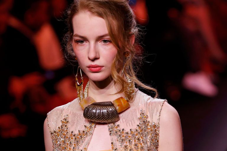 عرض أزياء جورجيو أرماني لربيع/صيف 2017 في باريس - رويترز