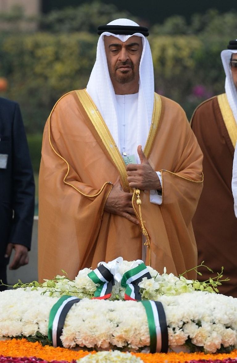 الشيخ محمد بن زايد يسقي شجرة غرسها العام الماضي