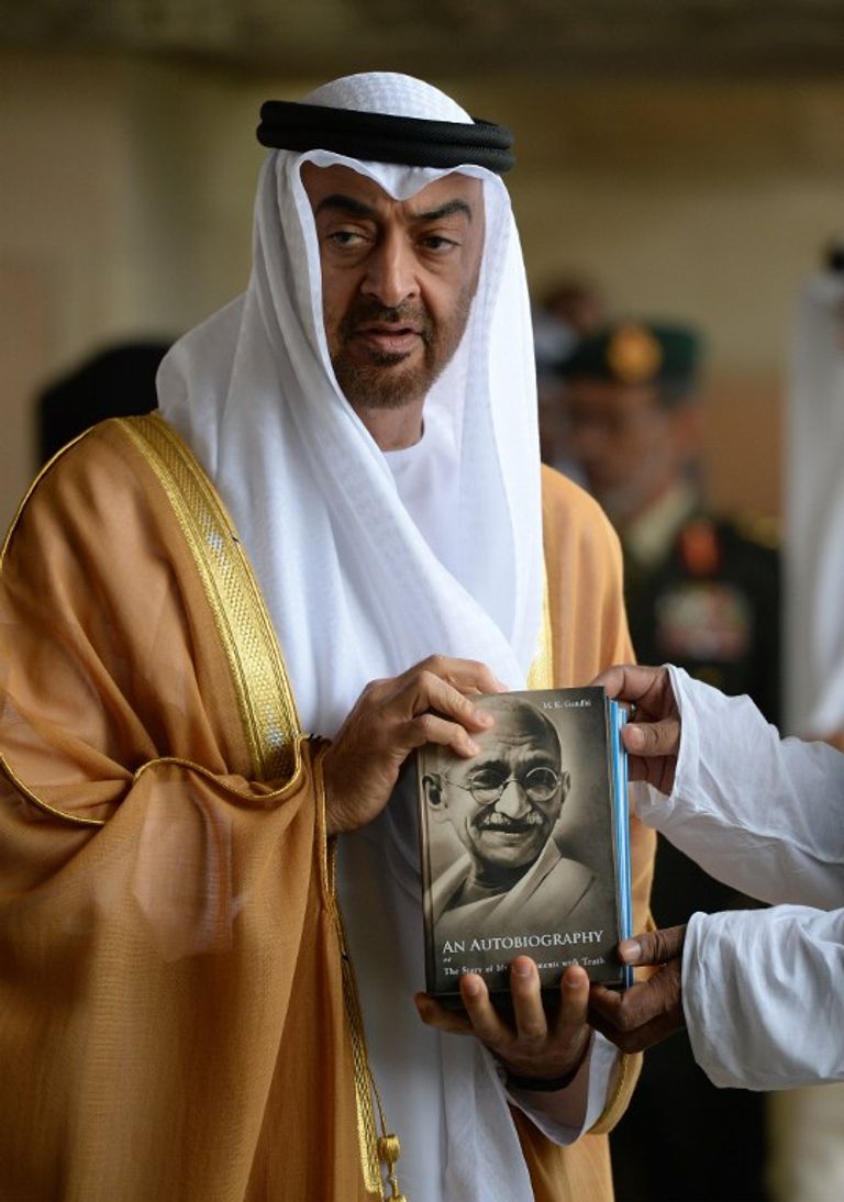 الشيخ محمد بن زايد يسقي شجرة غرسها العام الماضي