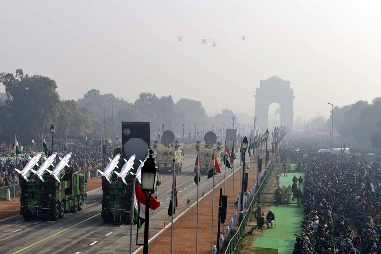 مودي يستقبل الشيخ محمد بن زايد بمطار نيودلهي