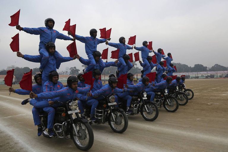 مودي يستقبل الشيخ محمد بن زايد بمطار نيودلهي