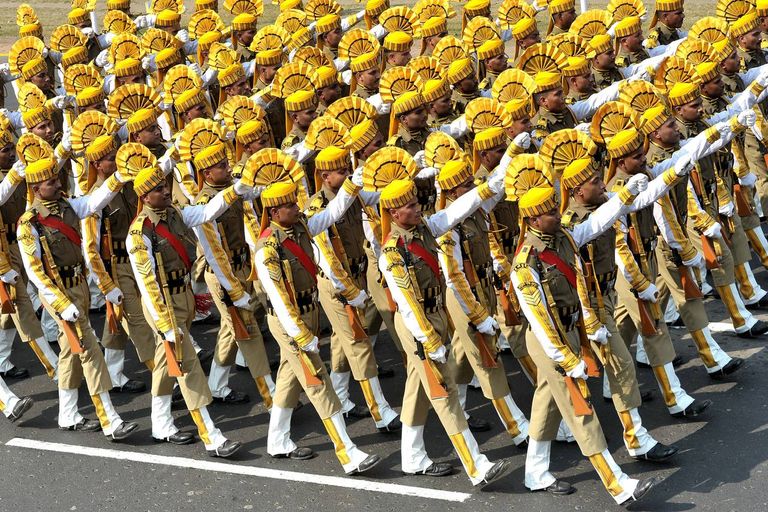 مودي يستقبل الشيخ محمد بن زايد بمطار نيودلهي