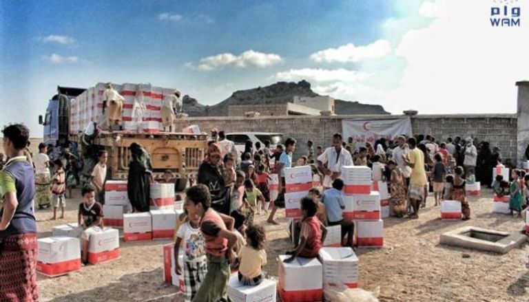 الهلال الأحمر الإماراتي يواصل إغاثة سكان المناطق بالمخا