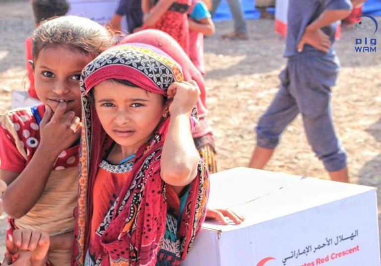 الهلال الأحمر الإماراتي يواصل إغاثة سكان المناطق بالمخا