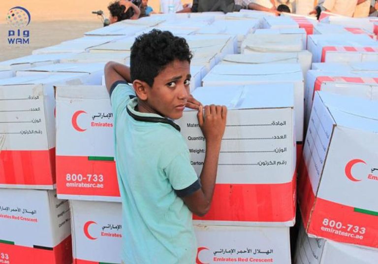 الهلال الأحمر الإماراتي يواصل إغاثة سكان المناطق بالمخا