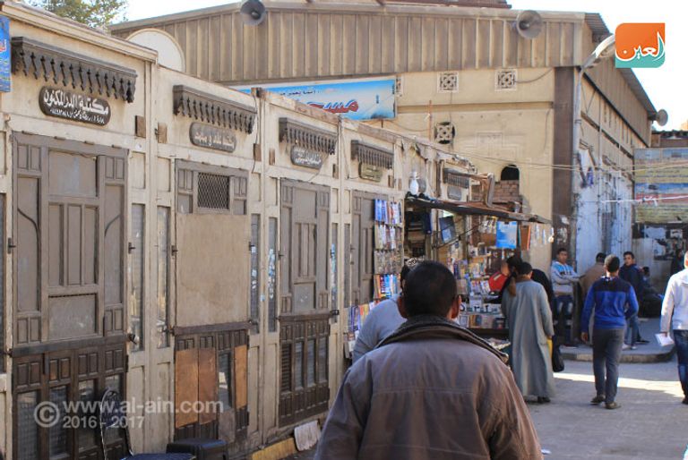 إحدي المكتبات بسور الأزبكية القاهرة