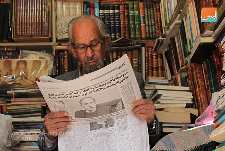 إحدي المكتبات بسور الأزبكية القاهرة