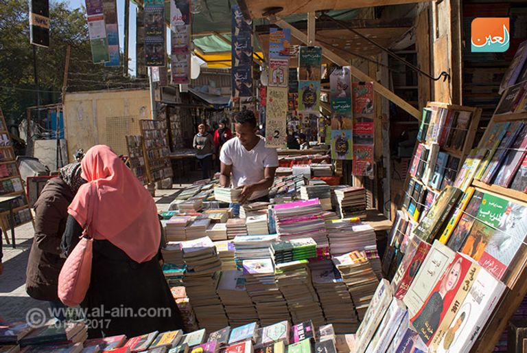 إحدي المكتبات بسور الأزبكية القاهرة