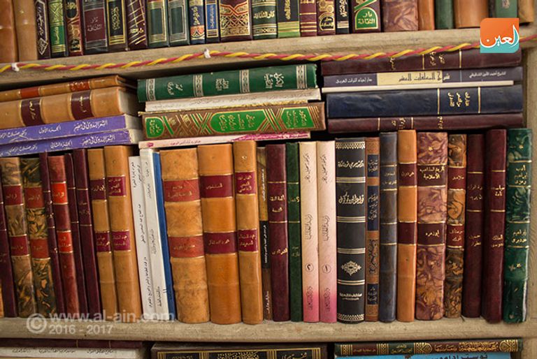 إحدي المكتبات بسور الأزبكية القاهرة