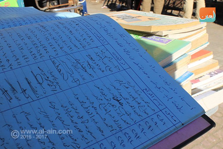 إحدي المكتبات بسور الأزبكية القاهرة