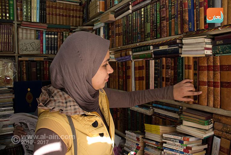 إحدي المكتبات بسور الأزبكية القاهرة