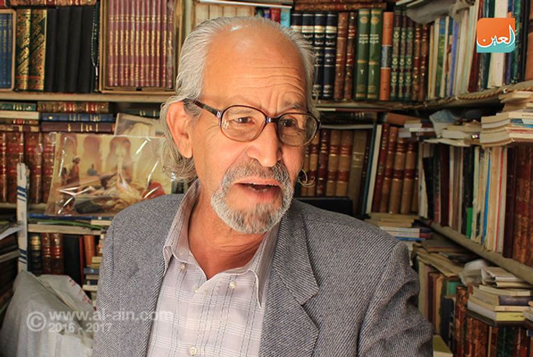 إحدي المكتبات بسور الأزبكية القاهرة