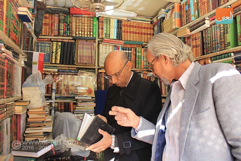إحدي المكتبات بسور الأزبكية القاهرة