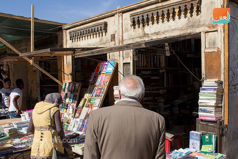 إحدي المكتبات بسور الأزبكية القاهرة