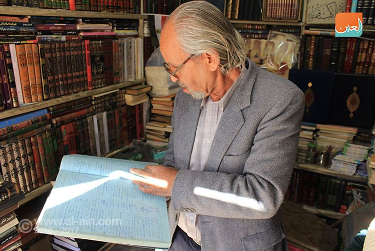 إحدي المكتبات بسور الأزبكية القاهرة