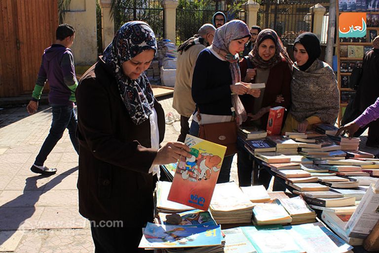 إحدي المكتبات بسور الأزبكية القاهرة