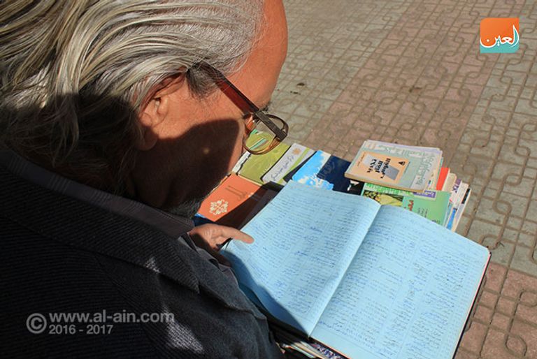 إحدي المكتبات بسور الأزبكية القاهرة