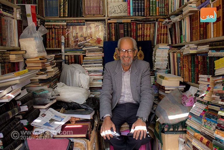 إحدي المكتبات بسور الأزبكية القاهرة