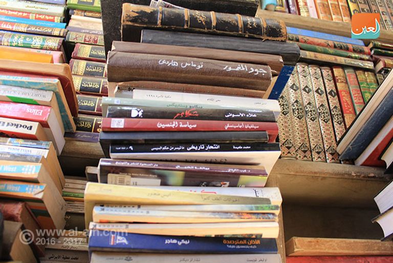 إحدي المكتبات بسور الأزبكية القاهرة