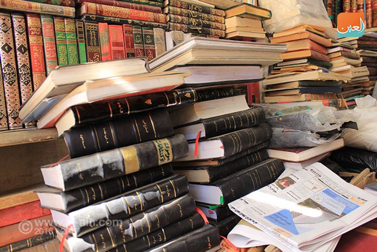 إحدي المكتبات بسور الأزبكية القاهرة