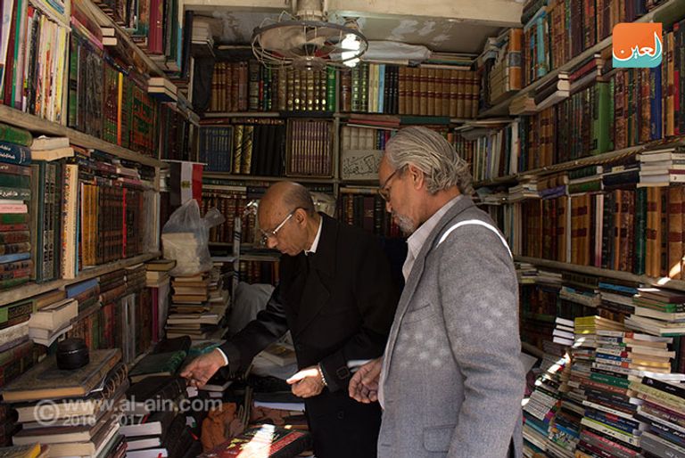 إحدي المكتبات بسور الأزبكية القاهرة
