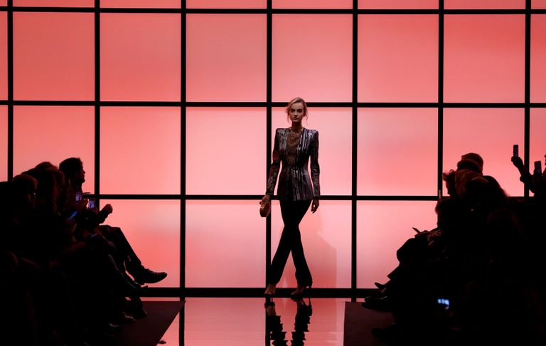 عرض أزياء جورجيو أرماني لربيع/صيف 2017 في باريس - رويترز