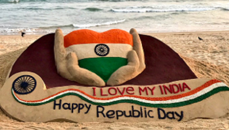 مجسم العلم الهندي على الرمال
