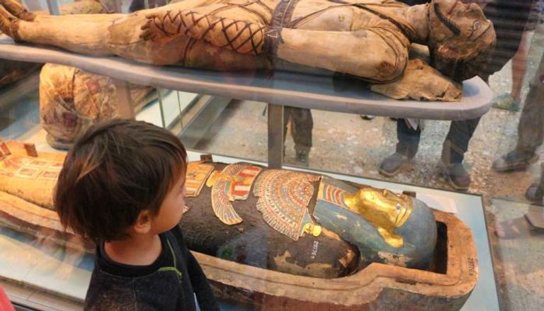 طفل في متحف مصري
