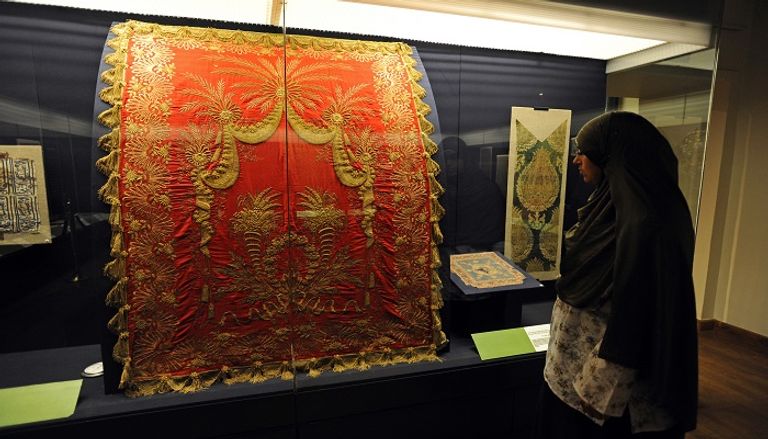 طفل في متحف مصري