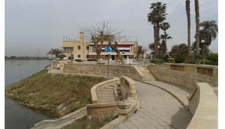 طفل في متحف مصري