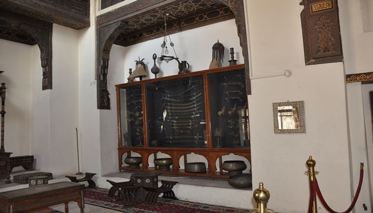 طفل في متحف مصري