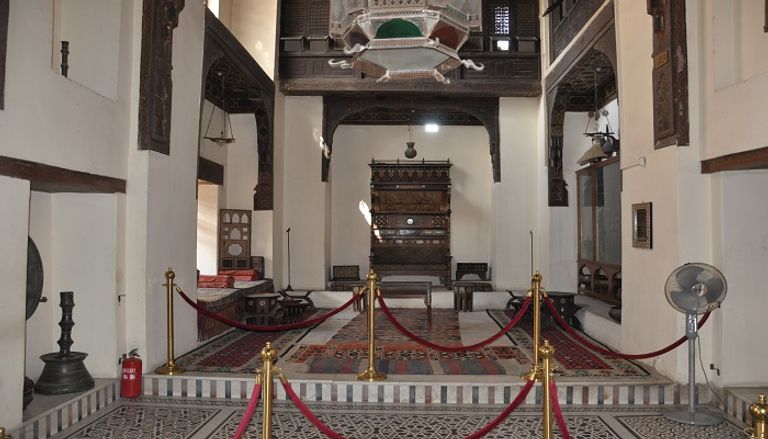 طفل في متحف مصري