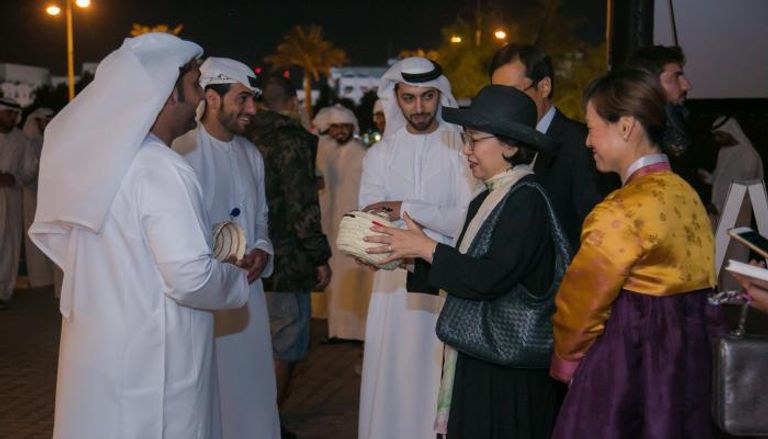 بارك كانغ هو سفير جمهورية كوريا الجنوبية في زيارة للواحة