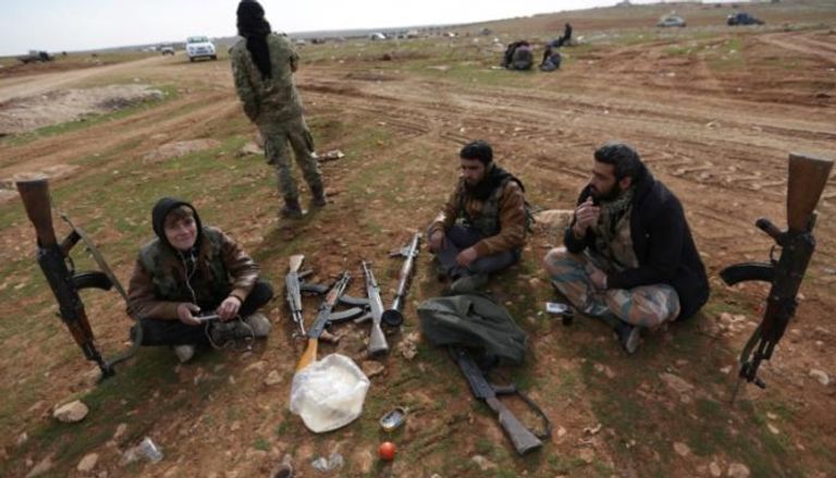 مقاتلون من المعارضة السورية قرب بلدة الباب
