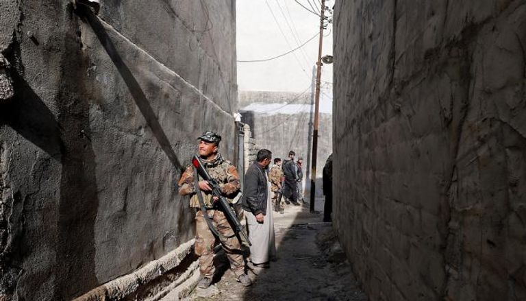جندي عراقي خلال تطهير حي العرابي في الموصل - رويترز