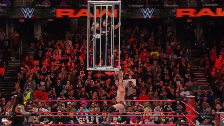 كيفين أوينز محبوسا داخل القفص