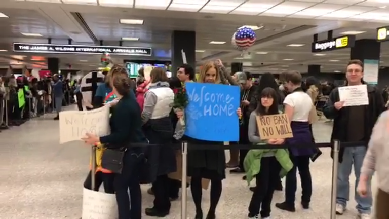 علم الثورة السورية في احتجاجات بمطار شيكاغو 