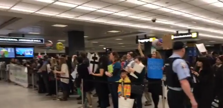 علم الثورة السورية في احتجاجات بمطار شيكاغو 