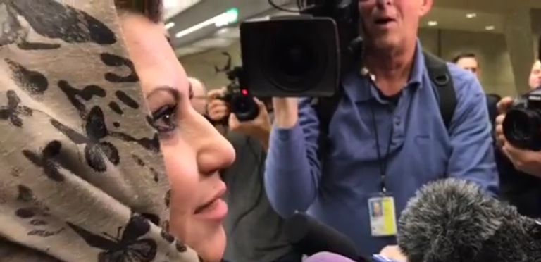 علم الثورة السورية في احتجاجات بمطار شيكاغو 