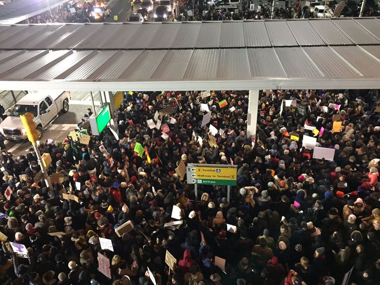 علم الثورة السورية في احتجاجات بمطار شيكاغو 