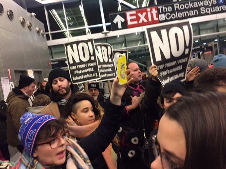 علم الثورة السورية في احتجاجات بمطار شيكاغو 