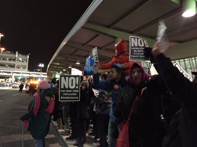 علم الثورة السورية في احتجاجات بمطار شيكاغو 