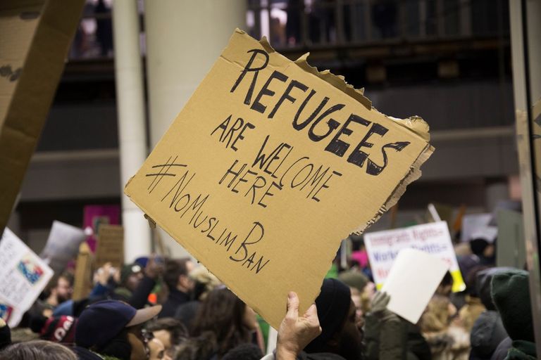 علم الثورة السورية في احتجاجات بمطار شيكاغو 