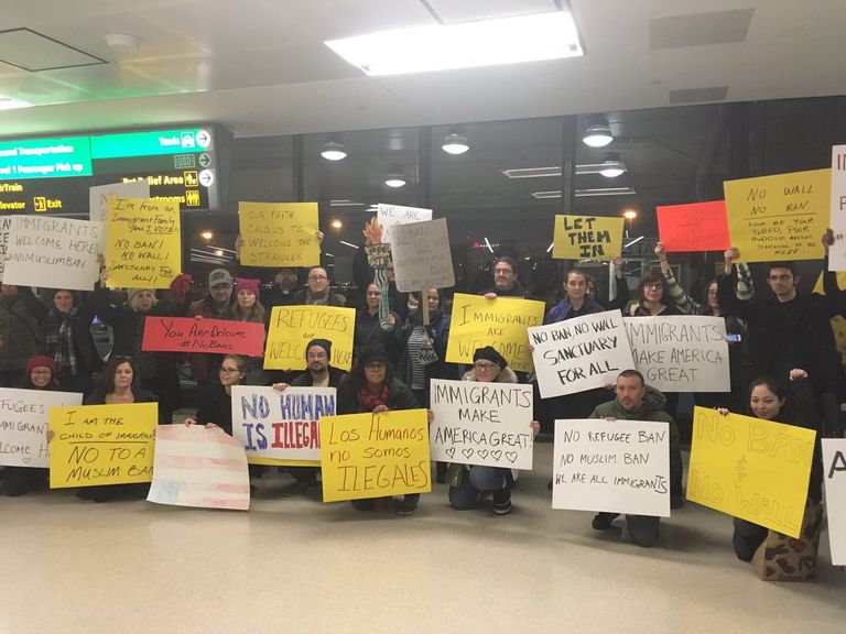 علم الثورة السورية في احتجاجات بمطار شيكاغو 